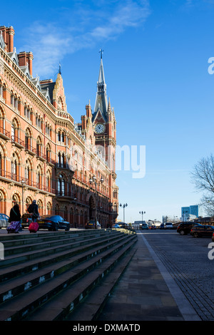 Renaissance Hotel St Pancras in London an einem sonnigen Tag; zwei Frauen fahren Sie in Richtung Bahnhof St Pancras/Kings Cross. Stockfoto