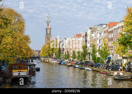 Blick auf den Westertoren entlang der Grachten von Amsterdam, Niederlande. Stockfoto