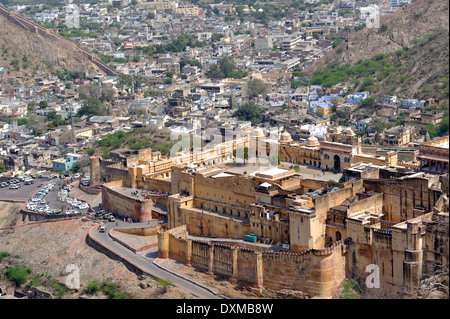 Nahargarh Fort befindet sich am Rande der Aravalli-Berge, mit Blick auf die rosa Stadt Jaipur im indischen Bundesstaat Rajasthan. Stockfoto