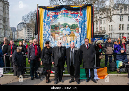 London, UK. 27. März 2014. Benn Beerdigung am 11:00 am St-Margarethen Kirche, Westminster. Sein Körper wurde in einem Leichenwagen aus der wichtigsten Tore der New Palace Yard gebracht, um 10:45 und Mitglieder seiner Familie zu Fuß folgte. Die Route wurde von Bewunderern ausgekleidet. Bei der Ankunft vor den Toren war es von Mitglieder der Familie in die Kirche getragen. Donnerstag, 27. März 2014, London, UK. Bildnachweis: Guy Bell/Alamy Live-Nachrichten Stockfoto