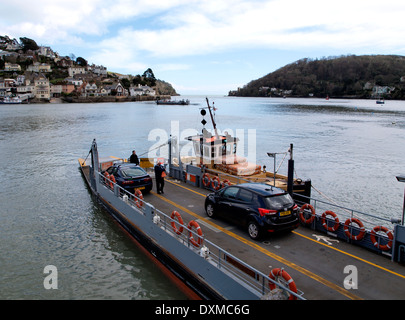 Autos, die Verladung auf die Dartmouth auf Kingswear Autofähre, Devon, UK Stockfoto