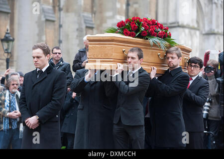 London, UK. 27. März 2014. Benn Beerdigung am 11:00 am St-Margarethen Kirche, Westminster. Sein Körper wurde in einem Leichenwagen aus der wichtigsten Tore der New Palace Yard gebracht, um 10:45 und Mitglieder seiner Familie zu Fuß folgte. Die Route wurde von Bewunderern ausgekleidet. Bei der Ankunft vor den Toren war es von Mitglieder der Familie (Söhne und Enkel) in die Kirche getragen. Donnerstag, 27. März 2014, London, UK. Bildnachweis: Guy Bell/Alamy Live-Nachrichten Stockfoto