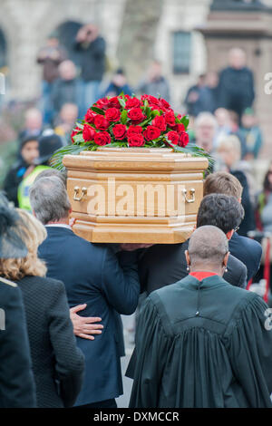 London, UK. 27. März 2014. Benn Beerdigung am 11:00 am St-Margarethen Kirche, Westminster. Sein Körper wurde in einem Leichenwagen aus der wichtigsten Tore der New Palace Yard gebracht, um 10:45 und Mitglieder seiner Familie zu Fuß folgte. Die Route wurde von Bewunderern ausgekleidet. Bei der Ankunft vor den Toren war es von Mitglieder der Familie in die Kirche getragen. Donnerstag, 27. März 2014, London, UK. Bildnachweis: Guy Bell/Alamy Live-Nachrichten Stockfoto