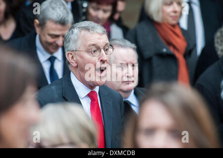 London, UK. 27. März 2014. Hilary Benn grüßt Peopl verlassen. Benn Beerdigung am 11:00 am St-Margarethen Kirche, Westminster. Sein Körper wurde in einem Leichenwagen aus der wichtigsten Tore der New Palace Yard gebracht, um 10:45 und Mitglieder seiner Familie zu Fuß folgte. Die Route wurde von Bewunderern ausgekleidet. Bei der Ankunft vor den Toren war es von Mitglieder der Familie in die Kirche getragen. Donnerstag, 27. März 2014, London, UK. Bildnachweis: Guy Bell/Alamy Live-Nachrichten Stockfoto