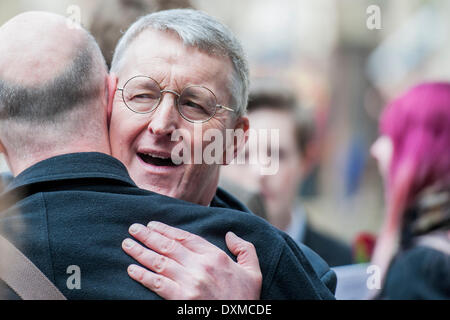 London, UK. 27. März 2014. Hilary Benn grüßt Peopl verlassen. Benn Beerdigung am 11:00 am St-Margarethen Kirche, Westminster. Sein Körper wurde in einem Leichenwagen aus der wichtigsten Tore der New Palace Yard gebracht, um 10:45 und Mitglieder seiner Familie zu Fuß folgte. Die Route wurde von Bewunderern ausgekleidet. Bei der Ankunft vor den Toren war es von Mitglieder der Familie in die Kirche getragen. Donnerstag, 27. März 2014, London, UK. Bildnachweis: Guy Bell/Alamy Live-Nachrichten Stockfoto