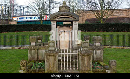 Soane Mausoleum in St Pancras Gardens Inspiration Sir Giles Gilbert Scott Design für rote Telefonzelle London UK KATHY DEWITT Stockfoto