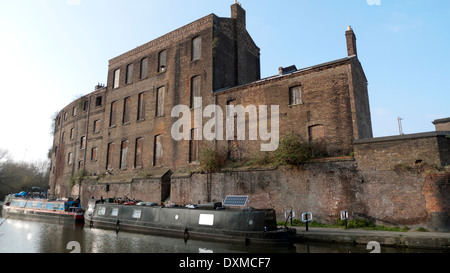 Fisch und Kohle Büros Gebäude und Boot mit Photovoltaik Solar-Panel auf Regents Canal in Kings Cross London N1 KATHY DEWITT Stockfoto