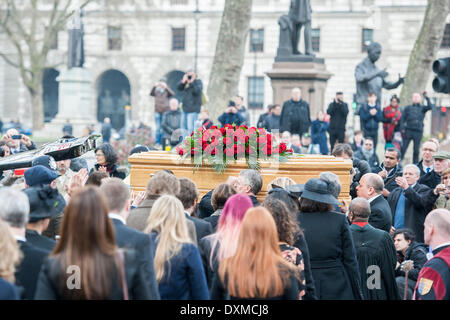 London, UK. 27. März 2014. Benn Beerdigung am 11:00 am St-Margarethen Kirche, Westminster. Sein Körper wurde in einem Leichenwagen aus der wichtigsten Tore der New Palace Yard gebracht, um 10:45 und Mitglieder seiner Familie zu Fuß folgte. Die Route wurde von Bewunderern ausgekleidet. Bei der Ankunft vor den Toren war es von Mitglieder der Familie in die Kirche getragen. Donnerstag, 27. März 2014, London, UK. Bildnachweis: Guy Bell/Alamy Live-Nachrichten Stockfoto