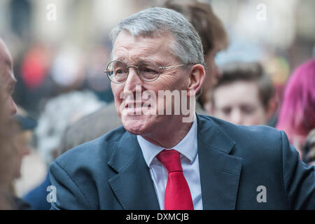 London, UK. 27. März 2014. Hilary Benn grüßt Peopl verlassen. Benn Beerdigung am 11:00 am St-Margarethen Kirche, Westminster. Sein Körper wurde in einem Leichenwagen aus der wichtigsten Tore der New Palace Yard gebracht, um 10:45 und Mitglieder seiner Familie zu Fuß folgte. Die Route wurde von Bewunderern ausgekleidet. Bei der Ankunft vor den Toren war es von Mitglieder der Familie in die Kirche getragen. Donnerstag, 27. März 2014, London, UK. Bildnachweis: Guy Bell/Alamy Live-Nachrichten Stockfoto