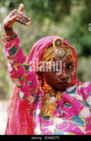 Porträt der indischen Mädchen Tänzer tragen von Schmuck, an Mehrangarh Fort in Jodhpur, Indien Stockfoto