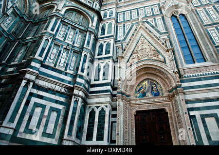 Tür der Mandorla-Marmor-Fassade der Basilica di Santa Maria del Fiore, Piazza del Duomo, Florenz, Firenze, Italien Stockfoto