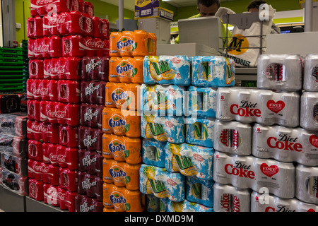 Dosen von alkoholfreien Getränken in einem Supermarkt hoch aufgetürmt. Stockfoto