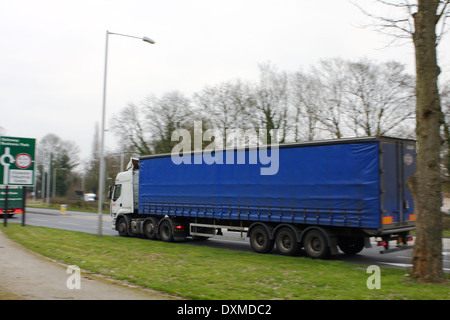 Ein LKW Reisen entlang der A23-Straße in Coulsdon, Surrey, England Stockfoto