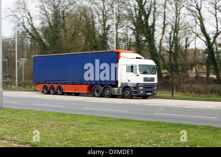 Ein LKW Reisen entlang der A23-Straße in Coulsdon, Surrey, England Stockfoto