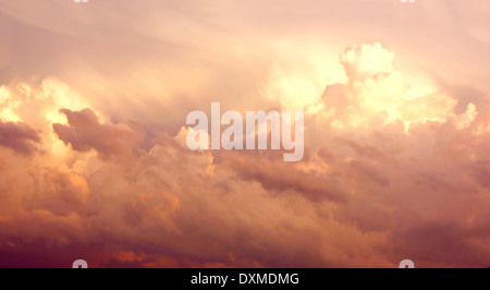 Große rosa und lila Cumulonimbus Wolken füllen den Himmel nach einem Gewitter im mittleren Westen der USA. Stockfoto