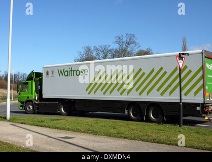 Ein Waitrose LKW Reisen rund um einen Kreisverkehr in Coulsdon, Surrey, England Stockfoto