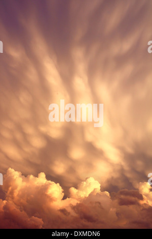 selten Bildung von Mammatus und Cumulus Wolken am Himmel nach einem Gewitter im amerikanischen mittleren Westen. Gesicht eines Mannes mit Schnurrbart Stockfoto