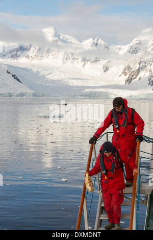 Die antarktische Halbinsel und die Akademik Sergey Vavilov, verstärkt ein Eis Schiff bei einer Expedition in die Antarktis Stockfoto