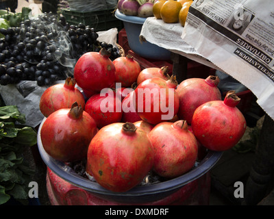 Indien, Jammu und Kaschmir, Jammu, Residency Road, Granatäpfel auf Obst Stand zum Verkauf Stockfoto