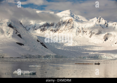 Mitglieder einer Expedition Kreuzfahrt zur Antarktis Seekajak in Paradise Bay unter Mount Walker auf der antarktischen Halbinsel. Stockfoto