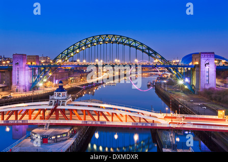 Blick auf die Skyline von Newcastle Upon Tyne mit Tyne-Brücke und Drehbrücke über den Fluss Tyne, Tyne und Wear Tyneside England UK GB Europa Stockfoto