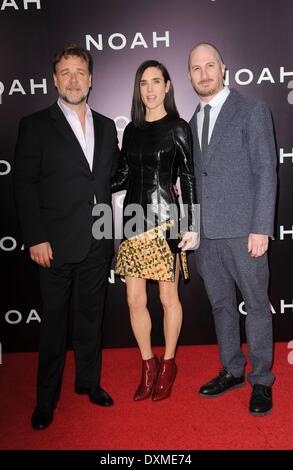 New York, NY, USA. 26. März 2014. Jennifer Connelly, Russell Crowe, Darren Aronofsky im Ankunftsbereich für NOAH Premiere, Ziegfeld Theatre, New York, NY 26. März 2014. Bildnachweis: Kristin Callahan/Everett Collection/Alamy Live-Nachrichten Stockfoto