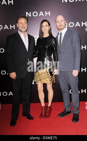 New York, NY, USA. 26. März 2014. Jennifer Connelly, Russell Crowe, Darren Aronofsky im Ankunftsbereich für NOAH Premiere, Ziegfeld Theatre, New York, NY 26. März 2014. Bildnachweis: Kristin Callahan/Everett Collection/Alamy Live-Nachrichten Stockfoto