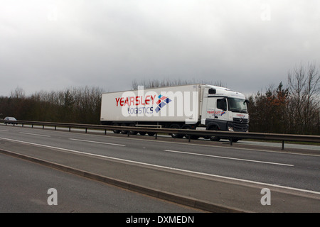 Ein Yearsley Logistik LKW Reisen entlang der A46-Straße in Leicestershire Stockfoto