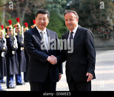 Paris, Frankreich. 27. März 2014. Chinesische Präsident Xi Jinping (L) trifft sich mit Präsident des französischen Senats Jean-Pierre Bel in Paris, Frankreich, 27. März 2014. Bildnachweis: Pang Xinglei/Xinhua/Alamy Live-Nachrichten Stockfoto