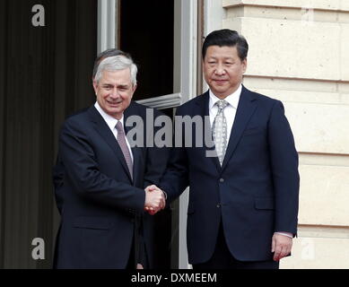 Paris, Frankreich. 27. März 2014. Chinese President Xi Jinping (R) trifft sich mit Französisch nationalen Versammlung Lautsprecher Claude Bartolone, in Paris, Frankreich, 27. März 2014. Bildnachweis: Ju Peng/Xinhua/Alamy Live-Nachrichten Stockfoto