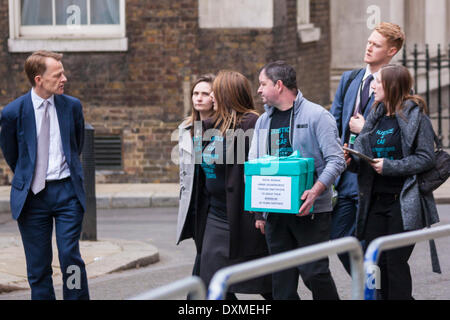 London, 27. März 2014. David Gesetze MP und eine Gruppe von Aktivisten liefern eine Petition zur Downing Street Fragen, die die polnische Mörder des ermordeten graduate Catherine Wells-Burr werden gezwungen, ihre 32 Jahre Sätze in Großbritannien, anstatt Polen wo reduzierten Bedingungen dürften. Bildnachweis: Paul Davey/Alamy Live-Nachrichten Stockfoto