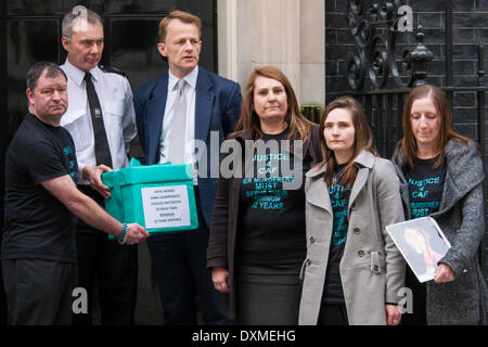 London, 27. März 2014. David Gesetze MP und eine Gruppe von Aktivisten liefern eine Petition zur Downing Street Fragen, die die polnische Mörder des ermordeten graduate Catherine Wells-Burr werden gezwungen, ihre 32 Jahre Sätze in Großbritannien, anstatt Polen wo reduzierten Bedingungen dürften. Bildnachweis: Paul Davey/Alamy Live-Nachrichten Stockfoto