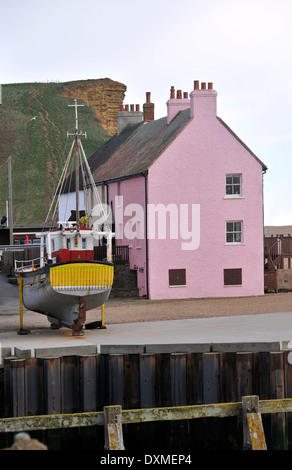 Rosa Häuser auf dem Kai an der West Bay, Dorset Stockfoto