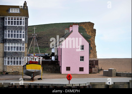 Rosa Häuser auf dem Kai an der West Bay, Dorset Stockfoto