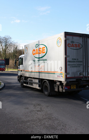 Ein NH Fall Lkw verlassen eines Kreisverkehrs in Coulsdon, Surrey, England Stockfoto