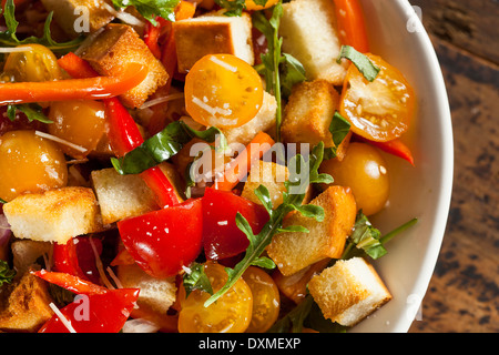 Traditionelle gesunde Panzanella Salad mit Semmelbrösel und Gemüse Stockfoto