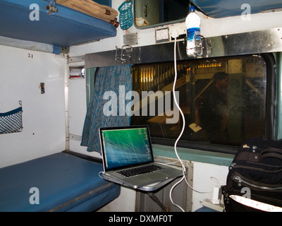 N9430 Indien, Reisen mit der Bahn, 2. Klasse 2 Stufe Luft konditionierte 2A Wagen Innenraum mit Laptop-computer Stockfoto