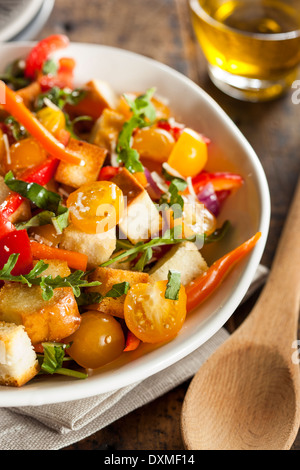 Traditionelle gesunde Panzanella Salad mit Semmelbrösel und Gemüse Stockfoto