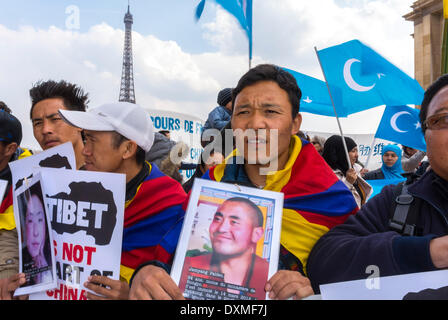 Paris, Frankreich. Gruppe der VolksTibetischen Gemeinschaft Frankreichs und Freunde rief französische Bürger auf, um während des Besuchs des chinesischen Präsidenten in Paris massiv und aktiv zu mobilisieren . Diese Mobilisierung der Bürger muss die traurige Not Tibets in der Öffentlichkeit ans Licht bringen, und wir sollten diese Gelegenheit nutzen, um den chinesischen Präsidenten daran zu erinnern, dass die in Tibet geltende chinesische Politik ein Misserfolg und gegen produktive ist. Das politische Rezept für Auto-Fäule und -Peitsche ist ein Anachronismus, wenn die Zeit die mutige Anerkennung der Völker ist. Demonstranten halten Fotos von märtyren, Protest gegen china und tibet Stockfoto