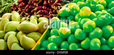 Obst und Gemüse in einem Marktstand Stockfoto