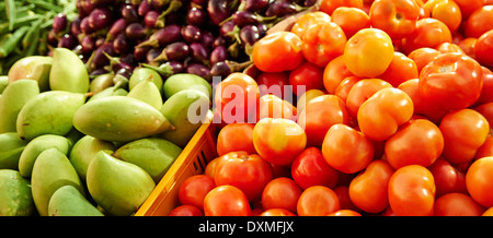 Obst und Gemüse in einem Marktstand Stockfoto