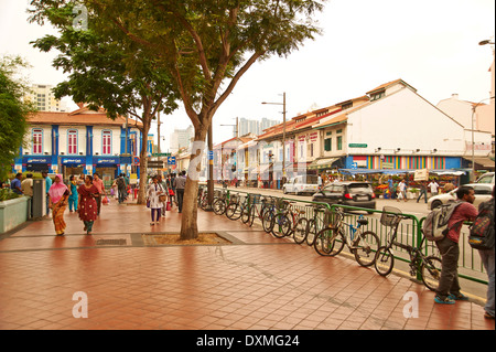 Straße in Singapur mit Fahrrädern Stockfoto