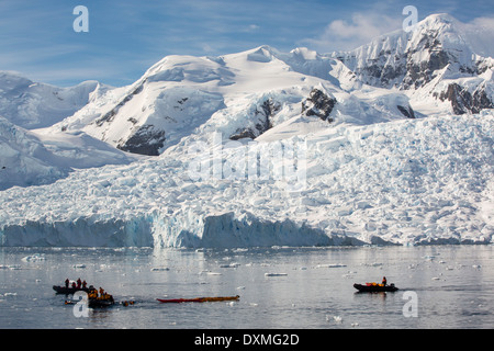 Mitglieder einer Expedition Kreuzfahrt zur Antarktis See Kajak fahren und Schwimmen im Paradise Bay unter Mount Walker Stockfoto