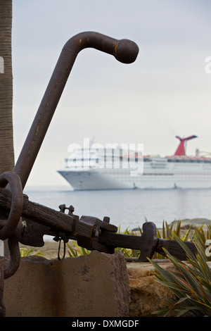 Rost Schiffe ankern und die Carnival Inspiration Kreuzfahrtschiff vor Anker in Avalon, Catalina Island, Kalifornien. Stockfoto