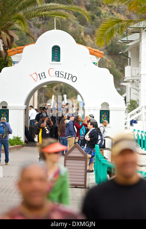 Sommermassen zu Fuß entlang der Via Casino in Avalon, Catalina Island, Kalifornien. Stockfoto
