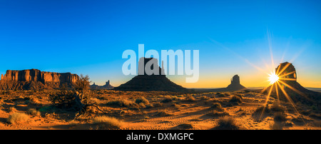 Panorama des Monument Valley Tribal Park bei Sonnenaufgang, Arizona Stockfoto