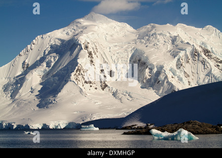 Antarktis-Berglandschaft mit antarktischen blaue Eisberg, Gletscher und Berge. Stockfoto