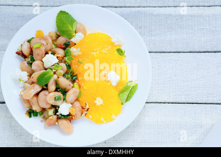 weiße Bohnen mit Orangensalat, Essen Nahaufnahme Stockfoto