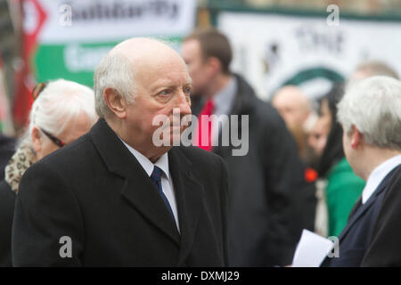 Westminster London, UK. 27. März 2014. Ehemaliger Präsident des (NUM) Arthur Scargill als einer der vielen Gäste und Würdenträger, die Teilnahme an der Beerdigung des ehemaligen Labour MP Tony Benn am St.-Margarethen Kirche in Westminster Stockfoto