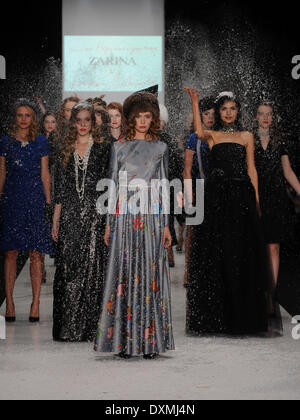 Moskau, Russland. 27. März 2014. Modelle zeigen Kreationen von Zarina während der 2014 Moskau Fashion Week in Moskau, 27. März 2014. Bildnachweis: Dai Tianfang/Xinhua/Alamy Live-Nachrichten Stockfoto